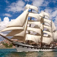 Grand Voilier Quittant le Port