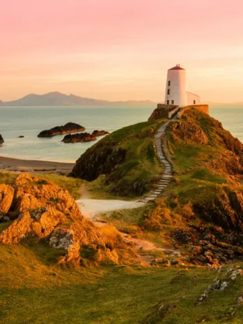 Produit Old lighthouse at Llanddwyn Island, Anglesey Image