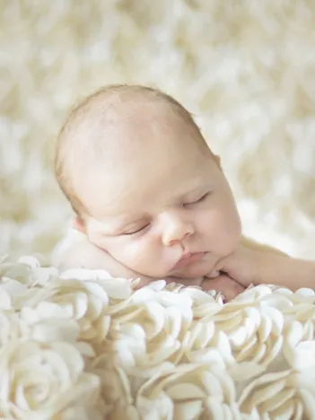 Produit Konrad Bak: Baby sleeping in the Roses Image