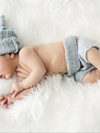 Produit Konrad Bak: Baby sleeping in Feathers Image