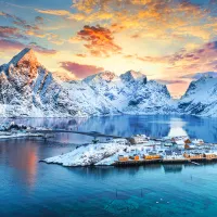 Lever de Soleil sur Sakrisoy, Lofoten, Norvège