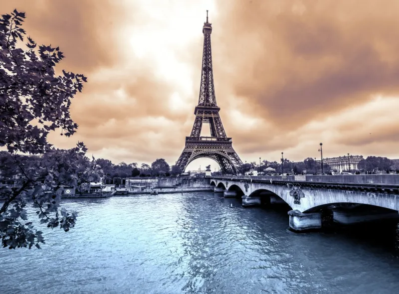 La Tour Eiffel par Temps de Pluie en Hiver