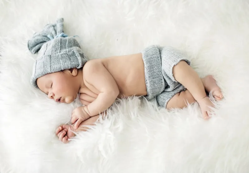 Konrad Bak: Baby sleeping in Feathers