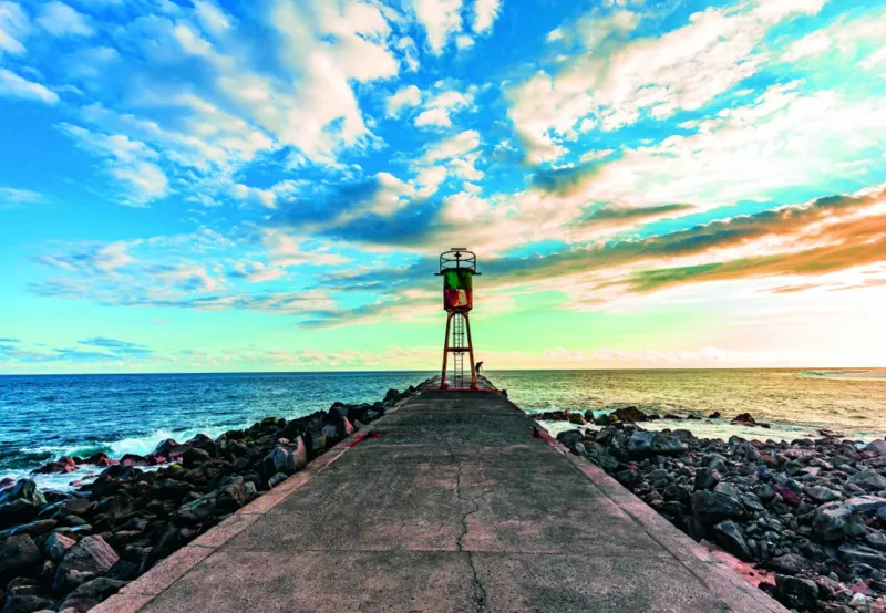 La Réunion - Jetée et Phare de Saint Pierre