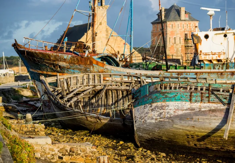 Vieux Bateaux dans un Port de Bretagne
