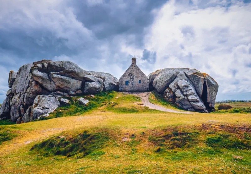 Maison entre les rochers, Bretagne