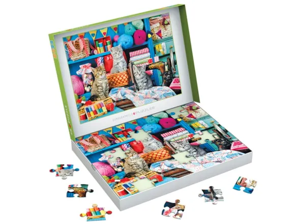 Connecting Pieces - Des Chatons dans l'Atelier de Couture