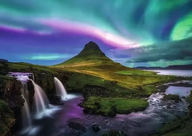 Aurores Boréales Au-Dessus De Kirkjufell