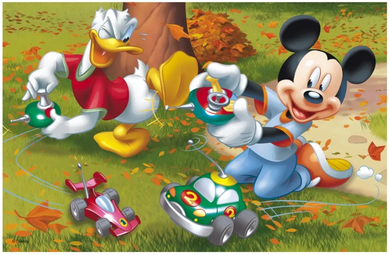 Mickey et Donald jouent aux voitures radio-commandées