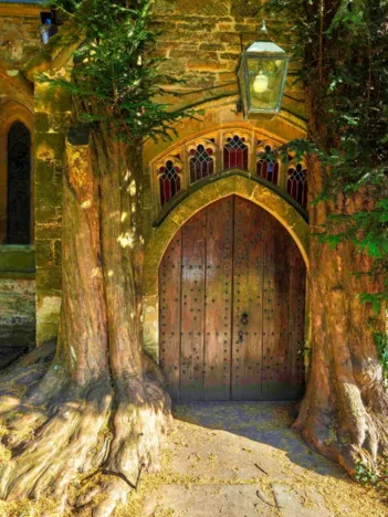 Produit St Edward's Parish Church north door flanked by yew trees Image