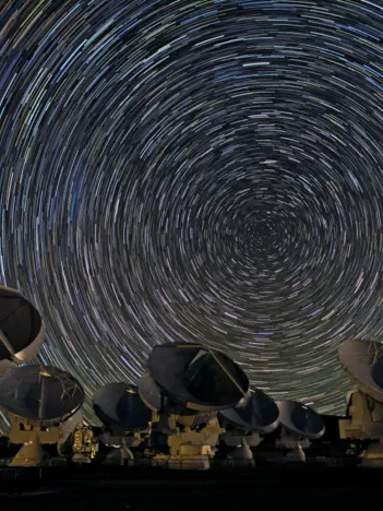 Produit Whirling Southern Star Trails over ALMA Image