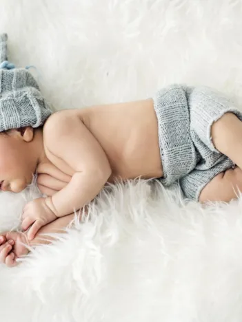 Produit Konrad Bak: Baby sleeping in Feathers Image