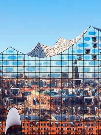 Produit Hambourg dans le reflet de la Philharmonie de l'Elbe Image