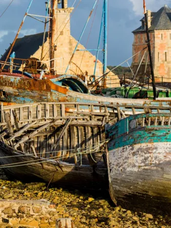 Produit Vieux Bateaux dans un Port de Bretagne Image
